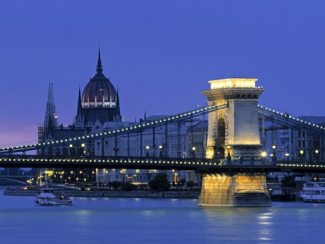 Chain_Bridge_Budapest_Hungary.jpg