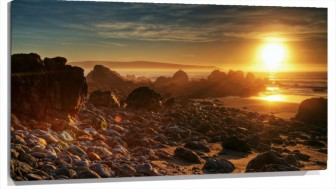 Lienzo Atardecer en playa rocosa