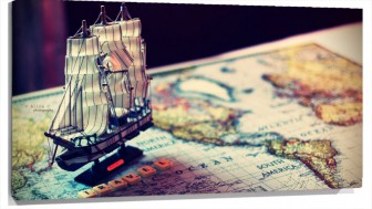 Miniatura Barco a escala sobre un mapa