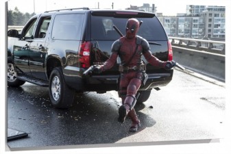 Lienzo Dead Pool Disparando delante de un coche