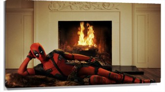 Lienzo Dead Pool Tumbando Sobre La Piel De Un Oso Frente A La chimenea