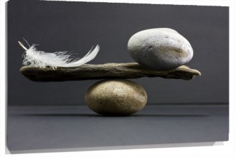 Miniatura balanza de piedras y pluma zen