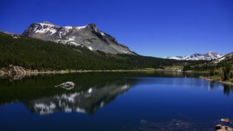 Fotomural Lago entre montañas
